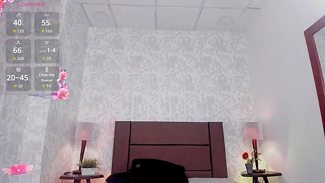 Snapshot of xenia_golden chatting on November 12, 1:33 pm xenia golden online show from November 12, 1:33 pm