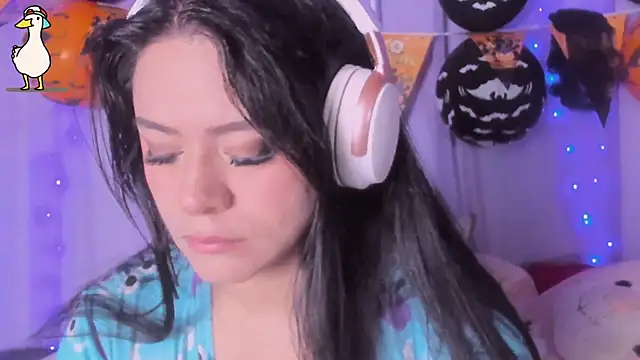 Snapshot of _niiky chatting on October 24, 12:01 pm niiky online show from October 24, 12:01 pm