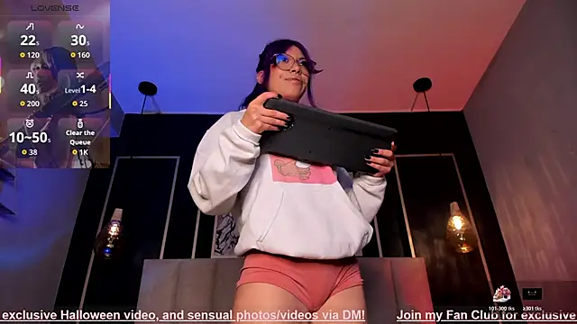 Snapshot of Violetta_Nur chatting on October 23, 12:43 am Violetta Nur online show from October 23, 12:43 am