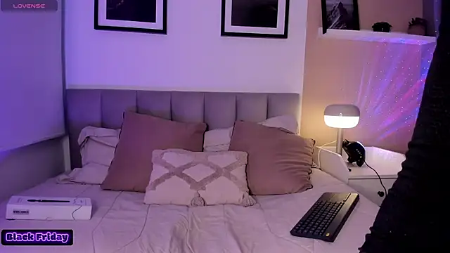 Snapshot of Violetta_Nur chatting on November 29, 11:08 pm Violetta Nur online show from November 29, 11:08 pm