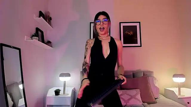 Snapshot of Violetta_Nur chatting on June 16, 9:17 pm Violetta Nur online show from June 16, 9:17 pm