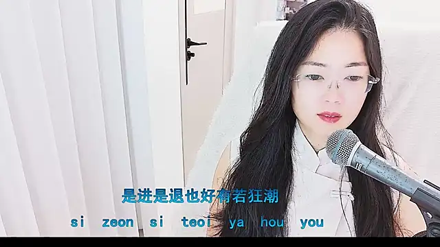 Snapshot of Floor_oo chatting on June 9, 6:47 am Floor oo online show from June 9, 6:47 am