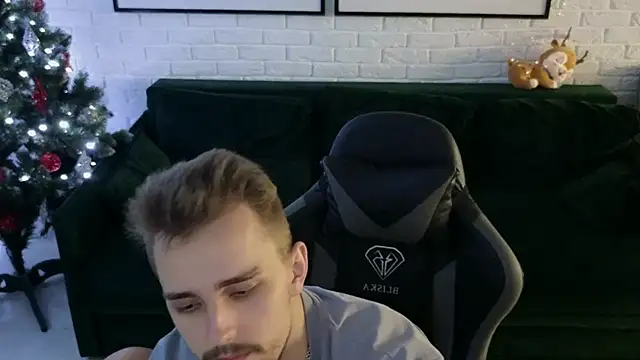 Larstar01 online show from December 12, 5:31 am