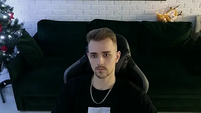 Larstar01 online show from December 18, 1:37 am