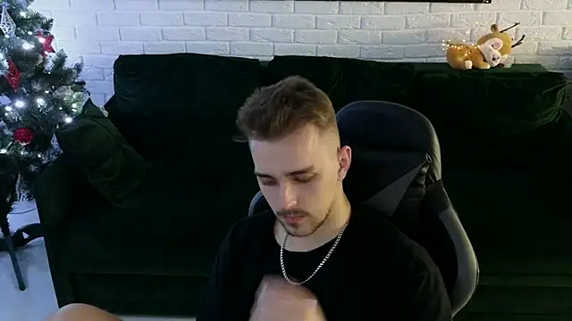 Larstar01 online show from December 19, 5:40 am