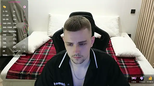 Snapshot of Larstar01 chatting on March 18, 10:35 pm Larstar01 online show from March 18, 10:35 pm