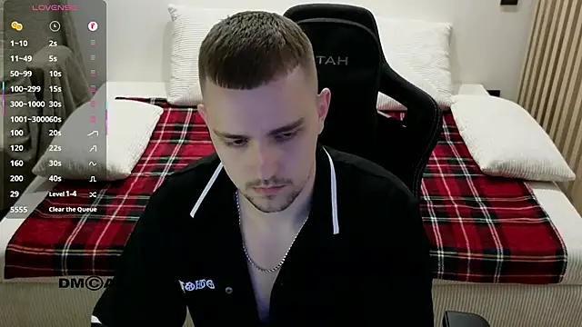 Snapshot of Larstar01 chatting on March 19, 8:57 pm Larstar01 online show from March 19, 8:57 pm