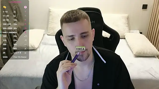 Snapshot of Larstar01 chatting on April 5, 8:39 pm Larstar01 online show from April 5, 8:39 pm