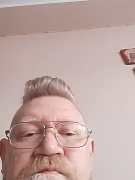 Snapshot of Pol1074 chatting on April 15, 9:16 am Pol1074 online show from April 15, 9:16 am