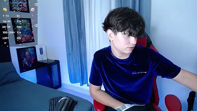 Snapshot of andyboy- chatting on December 17, 12:01 am andyboy- online show from December 17, 12:01 am