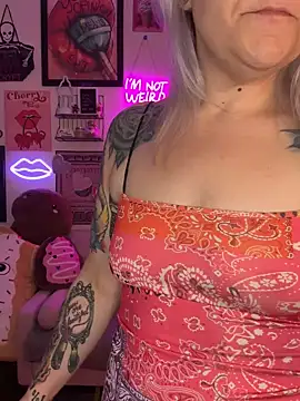 Snapshot of CherryBombBomb chatting on February 16, 4:31 am CherryBombBomb online show from February 16, 4:31 am