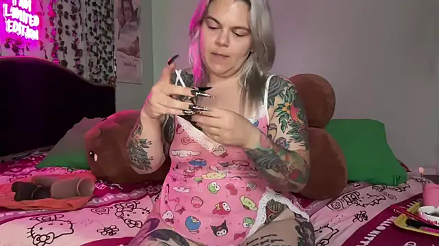 CherryBombBomb online show from June 14, 5:20 am