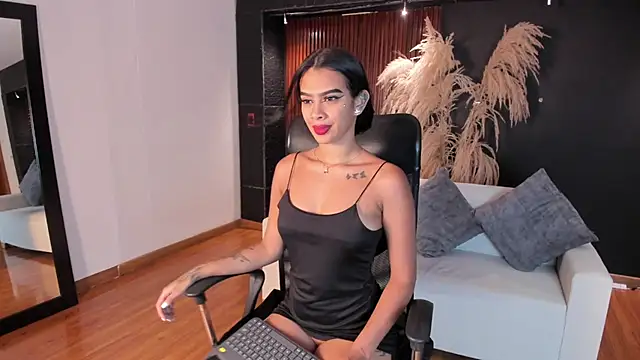 saracorraless online show from February 3, 7:00 pm