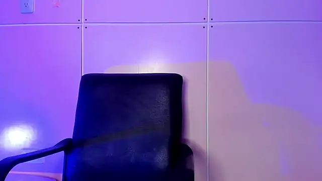 Snapshot of Hilary-banks chatting on December 4, 10:35 am Hilary-banks online show from December 4, 10:35 am