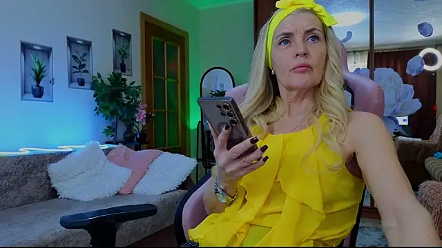 Snapshot of amelia_blondy chatting on February 5, 9:36 am amelia blondy online show from February 5, 9:36 am