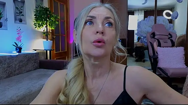 Snapshot of amelia_blondy chatting on February 14, 11:42 am amelia blondy online show from February 14, 11:42 am