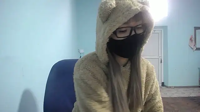 Snapshot of elllaaxx chatting on March 15, 3:51 am elllaaxx online show from March 15, 3:51 am