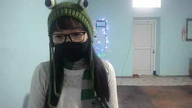 Snapshot of elllaaxx chatting on December 17, 4:18 am elllaaxx online show from December 17, 4:18 am