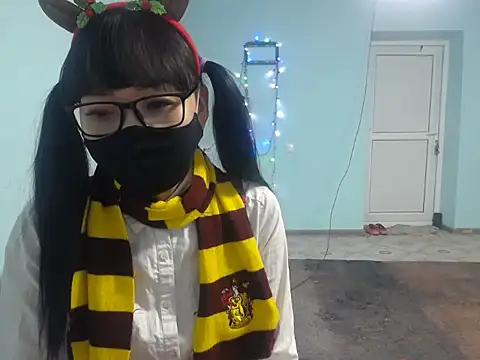 Snapshot of elllaaxx chatting on December 18, 4:51 am elllaaxx online show from December 18, 4:51 am