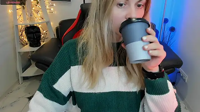 SmilingEmily  online show from February 18, 8:38 am