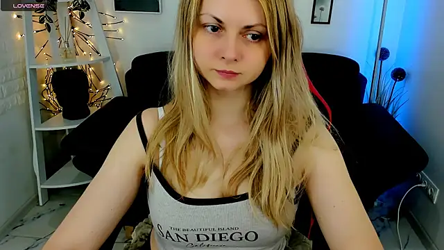 SmilingEmily  online show from March 13, 7:42 am