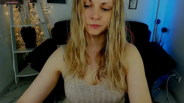 SmilingEmily  online show from March 14, 7:37 am