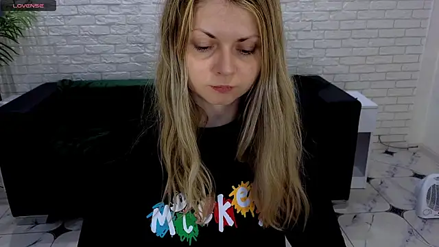 SmilingEmily  online show from March 15, 6:58 am