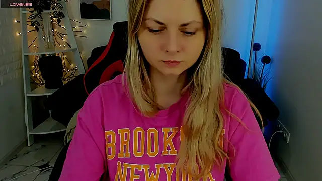 SmilingEmily  online show from March 17, 7:24 am