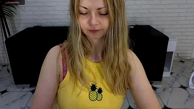 SmilingEmily  online show from March 18, 7:30 am