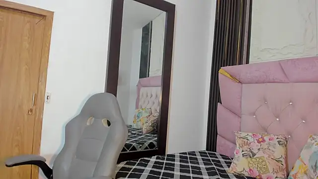 laurem-paulette online show from November 7, 7:14 pm