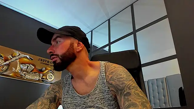 Snapshot of AronGrant chatting on April 16, 9:32 am AronGrant online show from April 16, 9:32 am