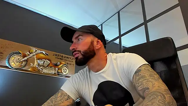 Snapshot of AronGrant chatting on April 19, 9:41 am AronGrant online show from April 19, 9:41 am
