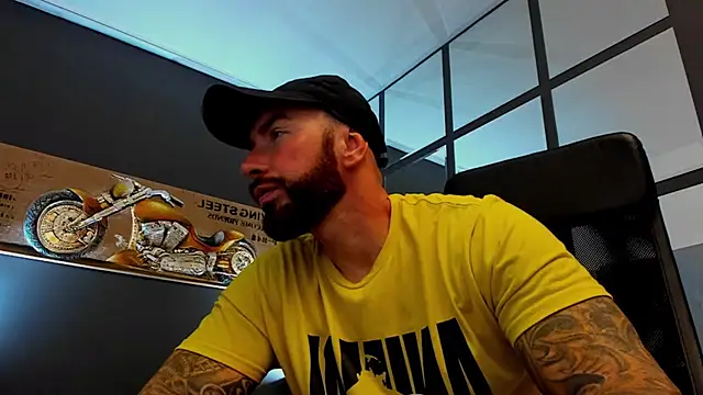 Snapshot of AronGrant chatting on June 3, 9:34 am AronGrant online show from June 3, 9:34 am