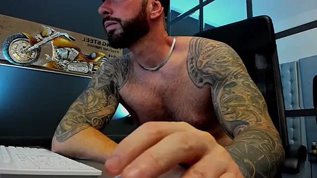 Snapshot of AronGrant chatting on June 8, 9:42 am AronGrant online show from June 8, 9:42 am