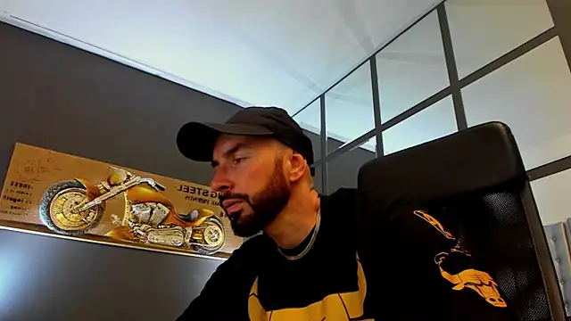 Snapshot of AronGrant chatting on June 13, 8:45 am AronGrant online show from June 13, 8:45 am