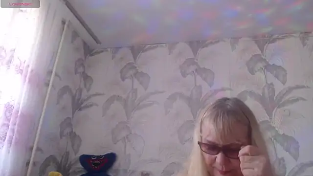 Snapshot of CamDiva113 chatting on April 17, 10:51 am CamDiva113 online show from April 17, 10:51 am