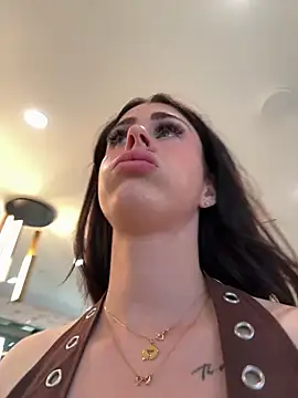 Snapshot of aus_queen chatting on February 24, 10:52 pm aus queen online show from February 24, 10:52 pm