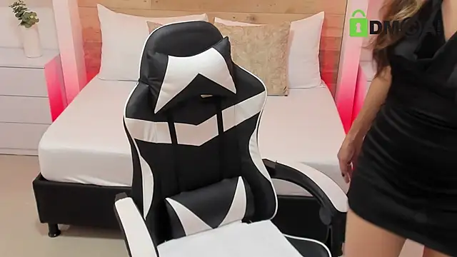 Snapshot of candy_summer28 chatting on October 18, 12:28 pm candy summer28 online show from October 18, 12:28 pm