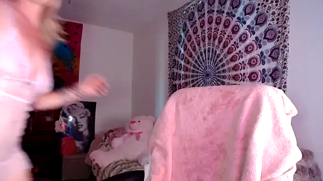 Snapshot of kellywildnnout chatting on September 15, 3:01 pm kellywildnnout online show from September 15, 3:01 pm