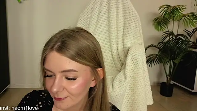 Naomi Girly online show from November 19, 4:07 pm