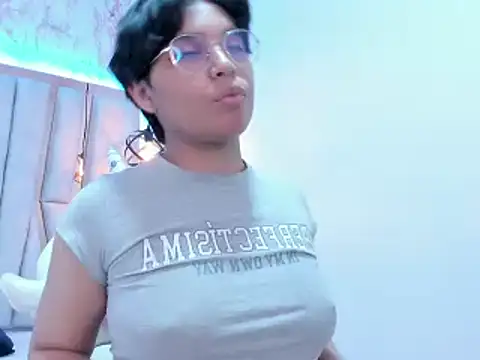 Snapshot of Emmapark_ chatting on February 21, 6:37 pm Emmapark online show from February 21, 6:37 pm