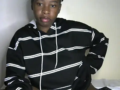 Snapshot of Novah_ chatting on April 22, 9:27 pm Novah online show from April 22, 9:27 pm