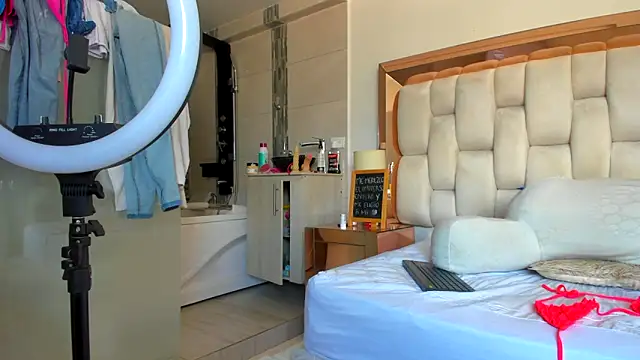 emilyparkerr01 online show from March 16, 2:11 pm