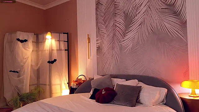 Snapshot of Miley_Smile chatting on October 31, 4:46 am Miley Smile online show from October 31, 4:46 am