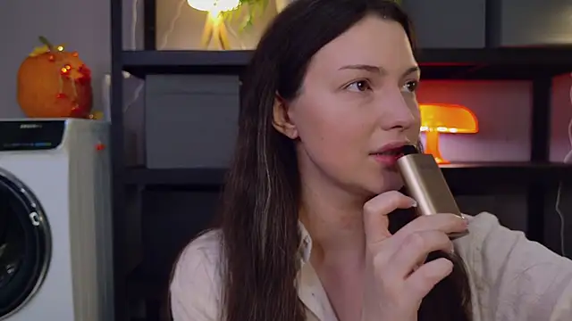 Snapshot of Miley_Smile chatting on November 6, 5:19 am Miley Smile online show from November 6, 5:19 am