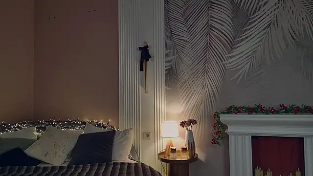 Snapshot of Miley_Smile chatting on December 15, 5:34 am Miley Smile online show from December 15, 5:34 am