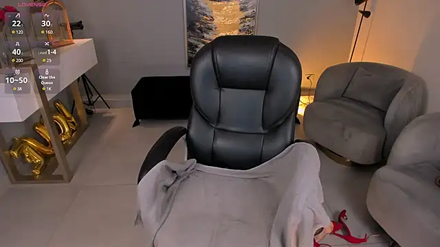 RoxanneHill  online show from February 16, 3:38 pm