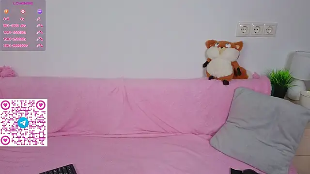 Kelly Hardy online show from November 18, 1:11 am