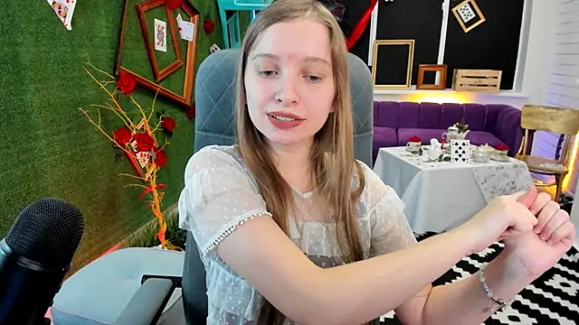 MayaSinabon online show from December 8, 1:25 pm