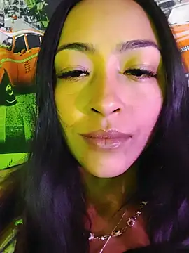 Snapshot of latiinahot chatting on July 22, 2:03 am latiinahot online show from July 22, 2:03 am